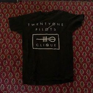 ❤️Twenty One Pilots Clique Shirt (MEDIUM)🖤
